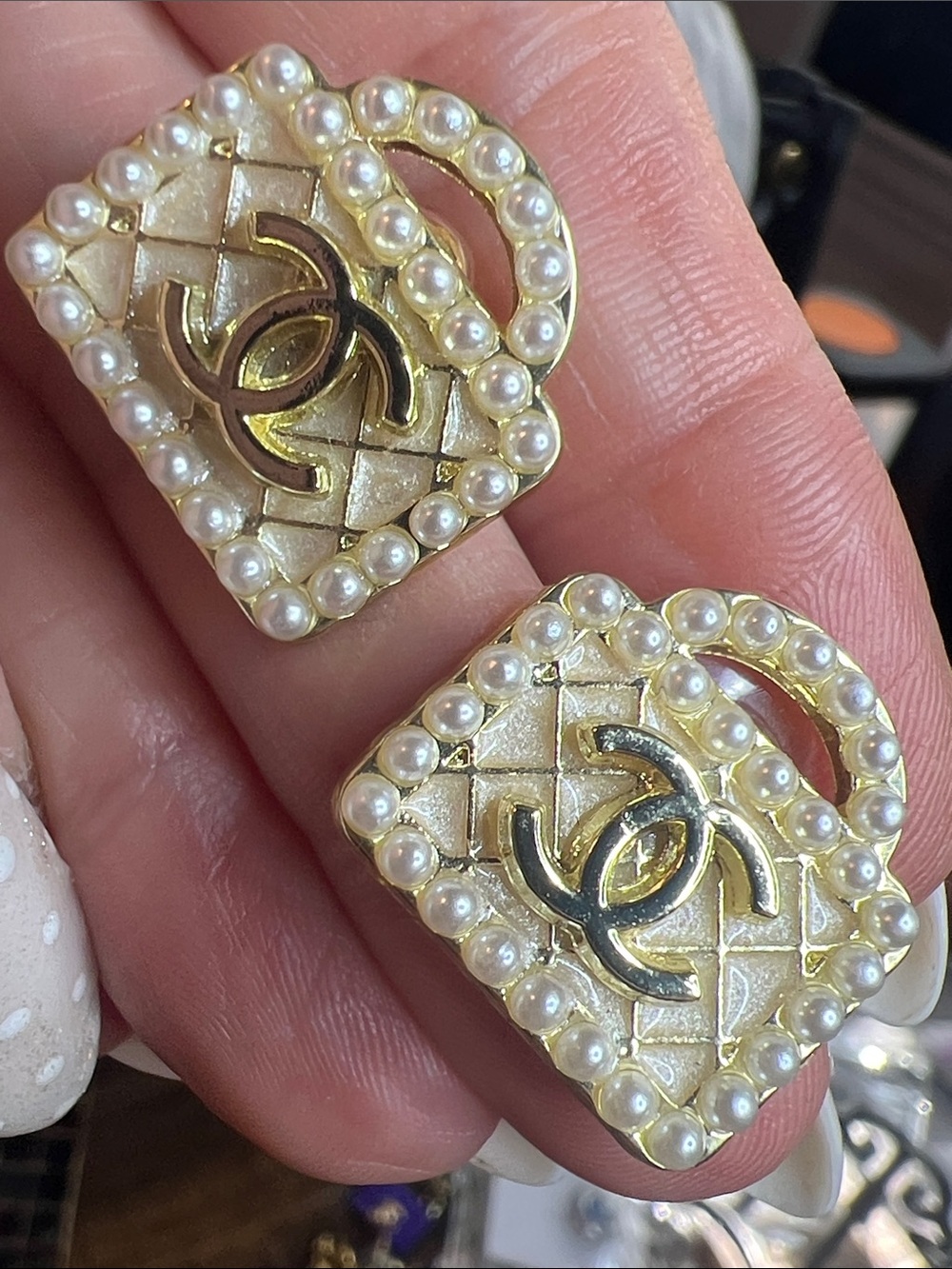 Gold-Tone Pearl-Trimmed Handbag Brooch with Interlocking Logo
